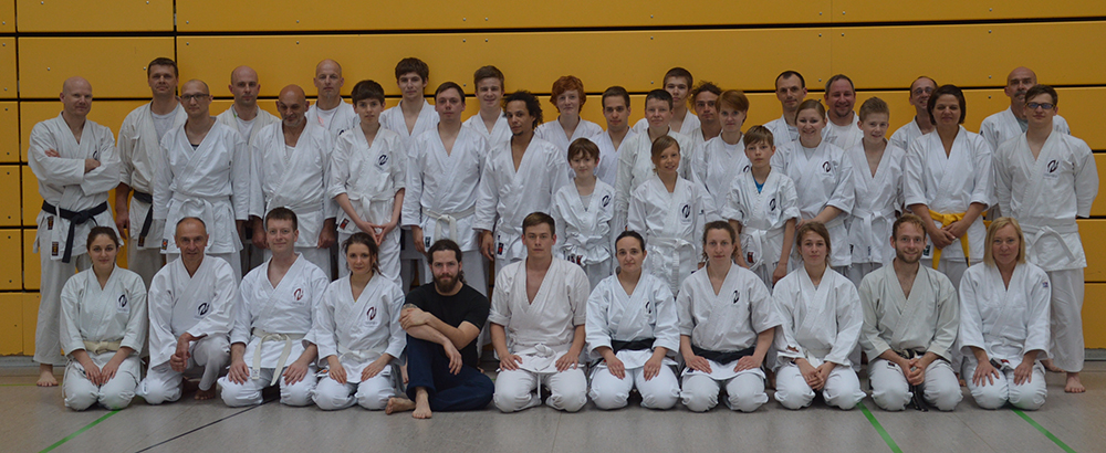 Gruppenfoto aller Teilnehmer des Karate Seminars mit Olaf Krey in Gärtringen