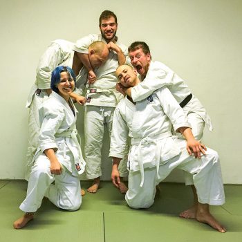 Mehrere Personen posieren für ein lustiges Foto nach dem letzten Karate Training des Jahres.