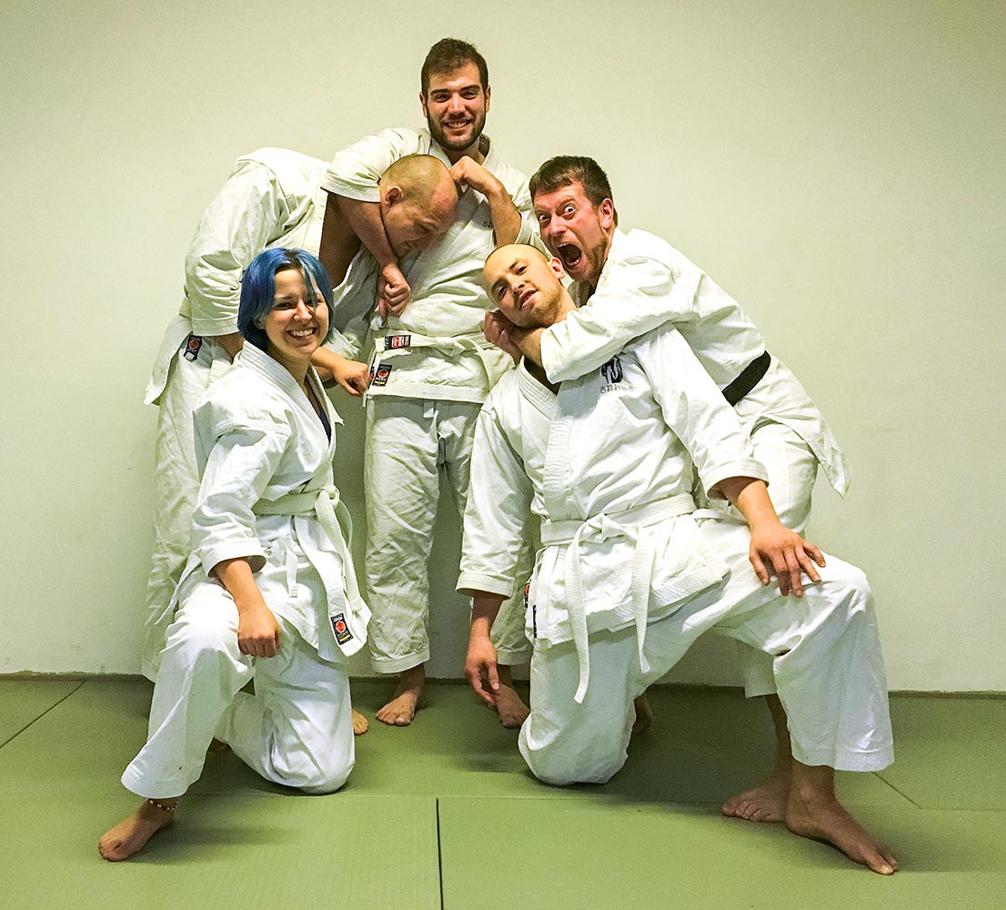 Mehrere Personen posieren für ein lustiges Foto nach dem letzten Karate Training des Jahres.
