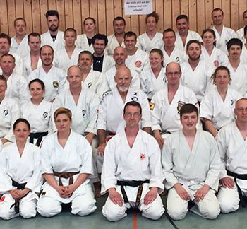 Gruppenfoto aller Teilnehmer eines Karate Seminars mit Patrick McCarthy in Haßloch.