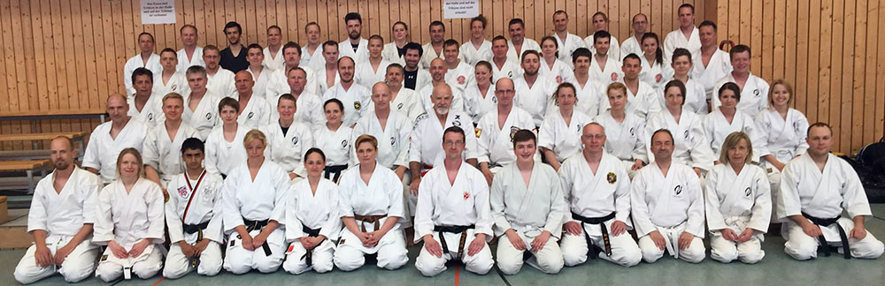 Gruppenfoto aller Teilnehmer eines Karate Seminars mit Patrick McCarthy in Haßloch.