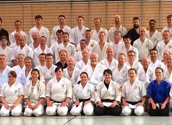 Gruppenfoto aller Teilnehmer eines Karate Seminars mit Patrick McCarthy in Dresden.