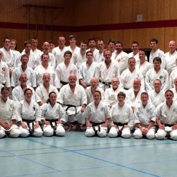 Gruppenfoto aller Teilnehmer eines Karate Seminars in Dresden.