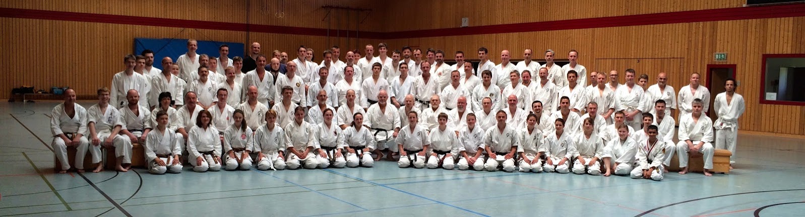 Gruppenfoto aller Teilnehmer eines Karate Seminars in Dresden.