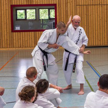 Patrick McCarthy demonstriert eine Karate Technik mit dem Ellenbogen.