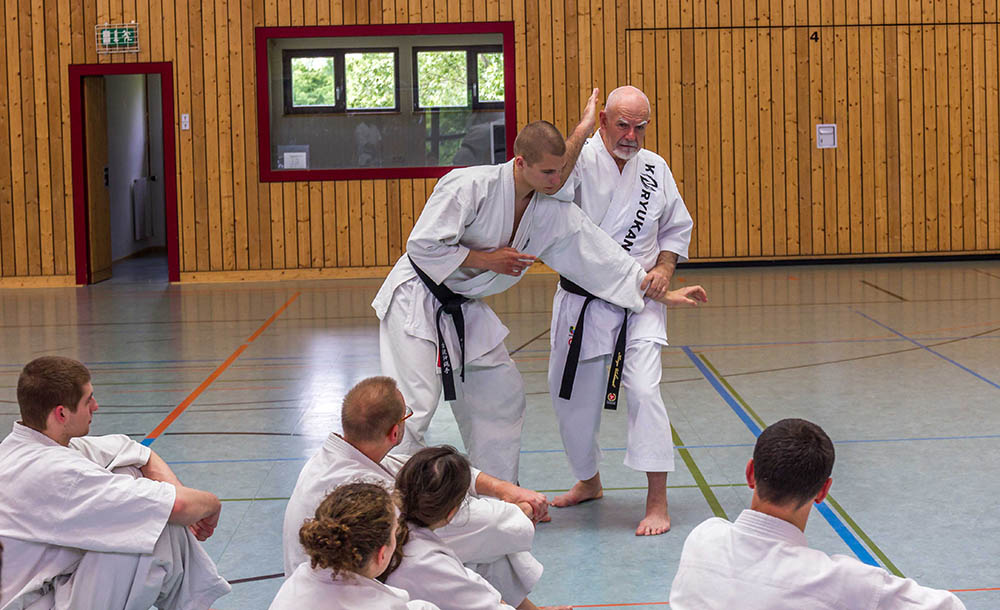 Patrick McCarthy demonstriert eine Karate Technik mit dem Ellenbogen.