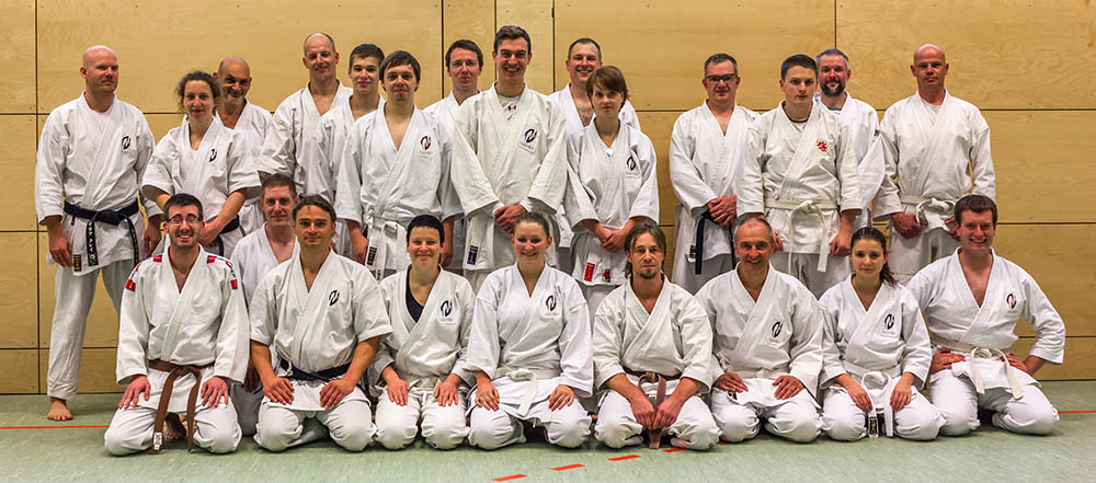 Gruppenfoto aller Teilnehmer des Karate Seminars mit Olaf Krey in Fulda.