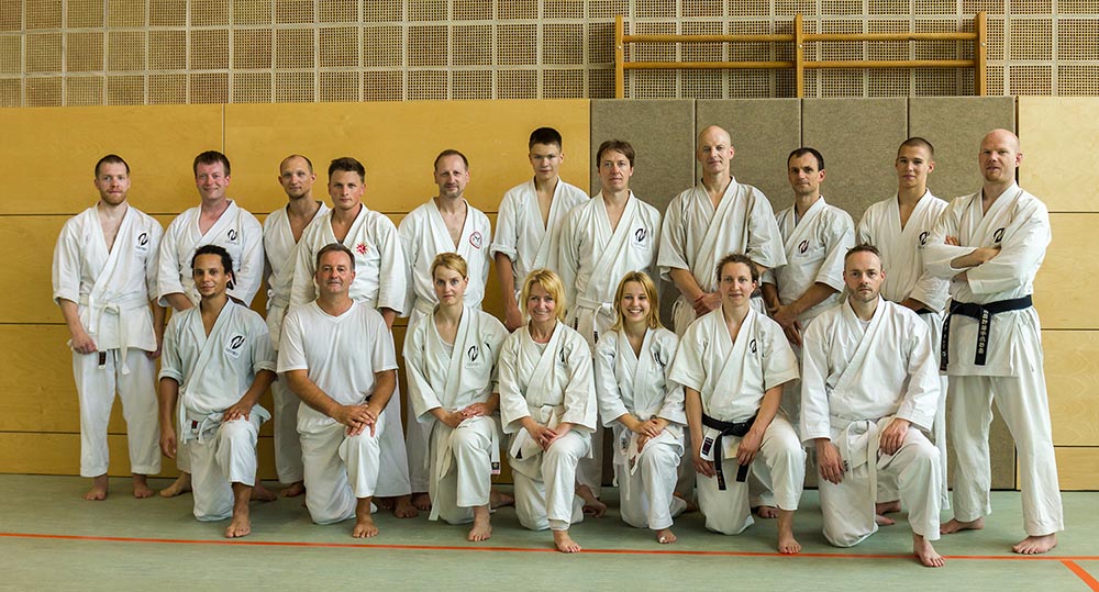 Gruppenfoto aller Teilnehmer des Karate Seminars mit Olaf Krey in Fulda.