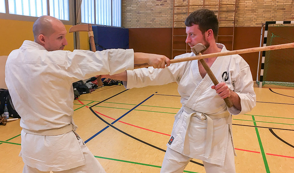 Mathias und Patrick beim Üben mit der Kobudo Waffe Kama und dem Bo.