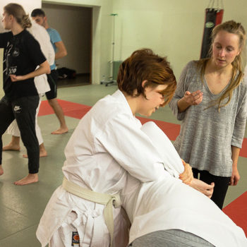 Vanessa zeigt einer neuen Schülerin eine Karate Technik.