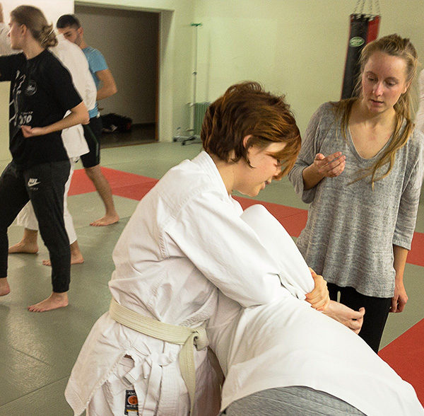 Vanessa zeigt einer neuen Schülerin eine Karate Technik.