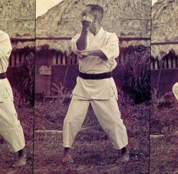 Choshin Chibana demonstriert eine Technik aus der Karate Kata Naihanchi.
