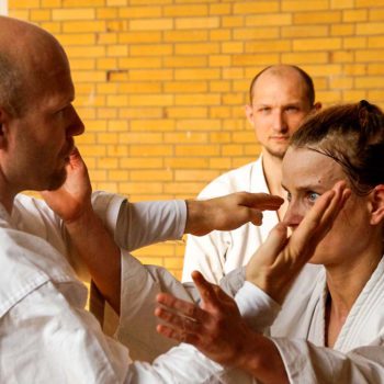 Olaf Krey demonstriert eine Karate Technik.