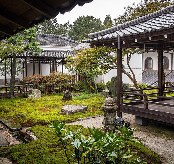 Ein Garten mit Moos in einem japanischen Zen Tempel.