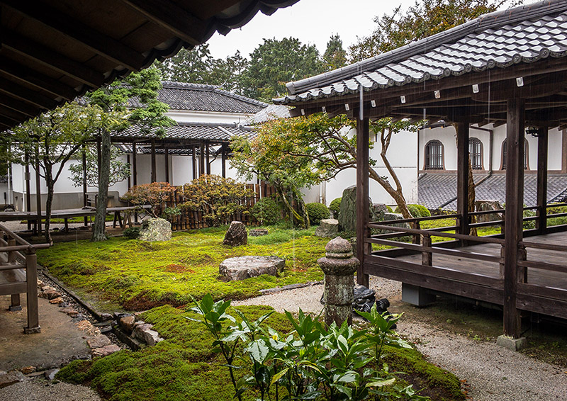 Ein Garten mit Moos in einem japanischen Zen Tempel.