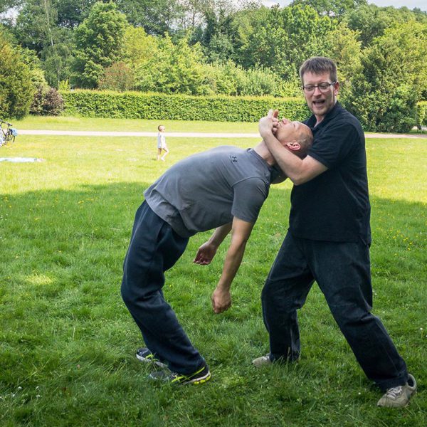 Dojo Leiter Mathias Schäfer demonstriert eine Karate Technik zur Selbstverteidigung.