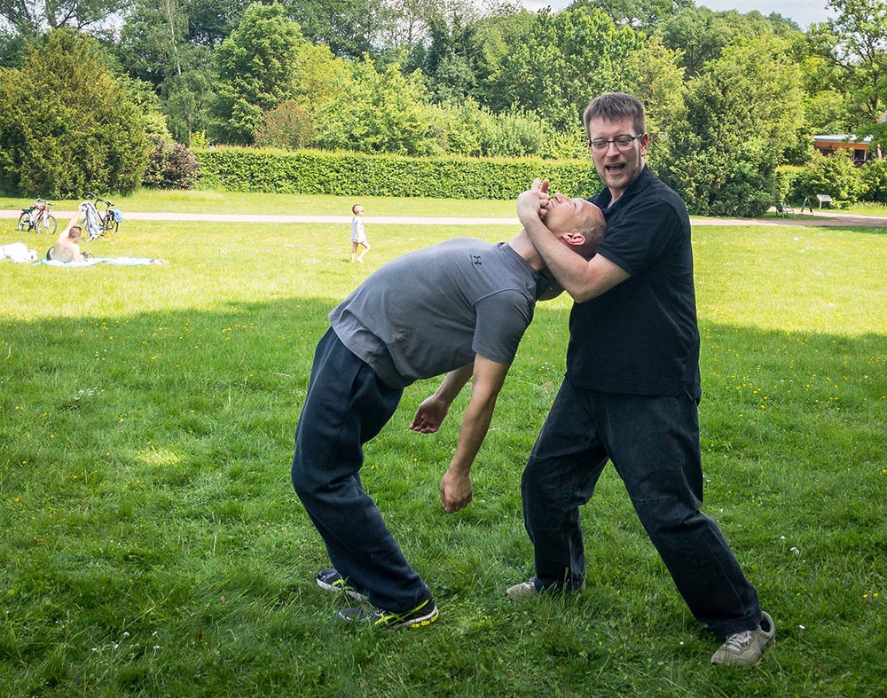 Dojo Leiter Mathias Schäfer demonstriert eine Karate Technik zur Selbstverteidigung.