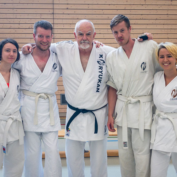 Karate Historiker Patrick McCarthy mit Mathias Schäfer und Vanessa Rüffer vom Karate und Koryu Uchinadi Dojo in Fulda.