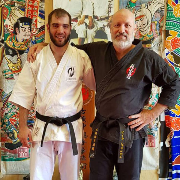 Zwei Männer in Karate Anzügen.