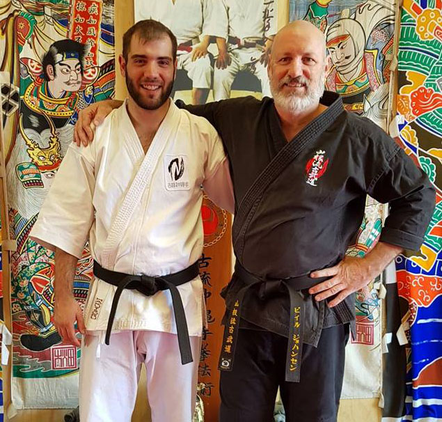 Zwei Männer in Karate Anzügen.