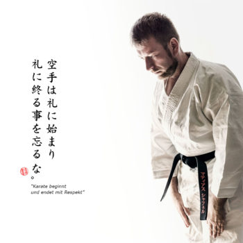 Ein Mann in einem Karateanzug verbeugt sich. Daneben japanische Schriftzeichen mit dem Text, Karate beginnt und endet mit Respekt.