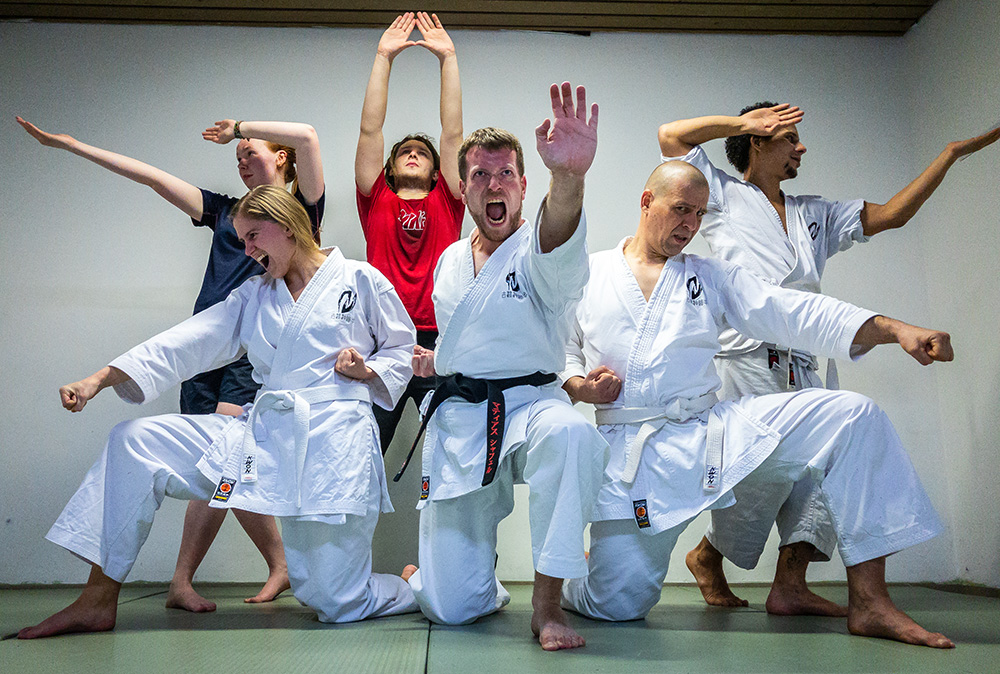 Mehrere Personen posieren für ein lustiges Foto nach dem letzten Karate Training des Jahres.